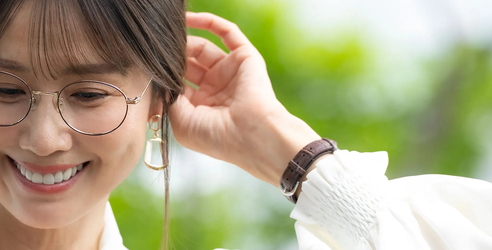 Opt.1093 Operaを着用し笑顔の女性